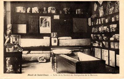 On peut voir ici la salle où étaient exposés les objets provenant des dons des antiquaires de la morinie. Ils ont participé à l'enrichissement des collections du musée. 